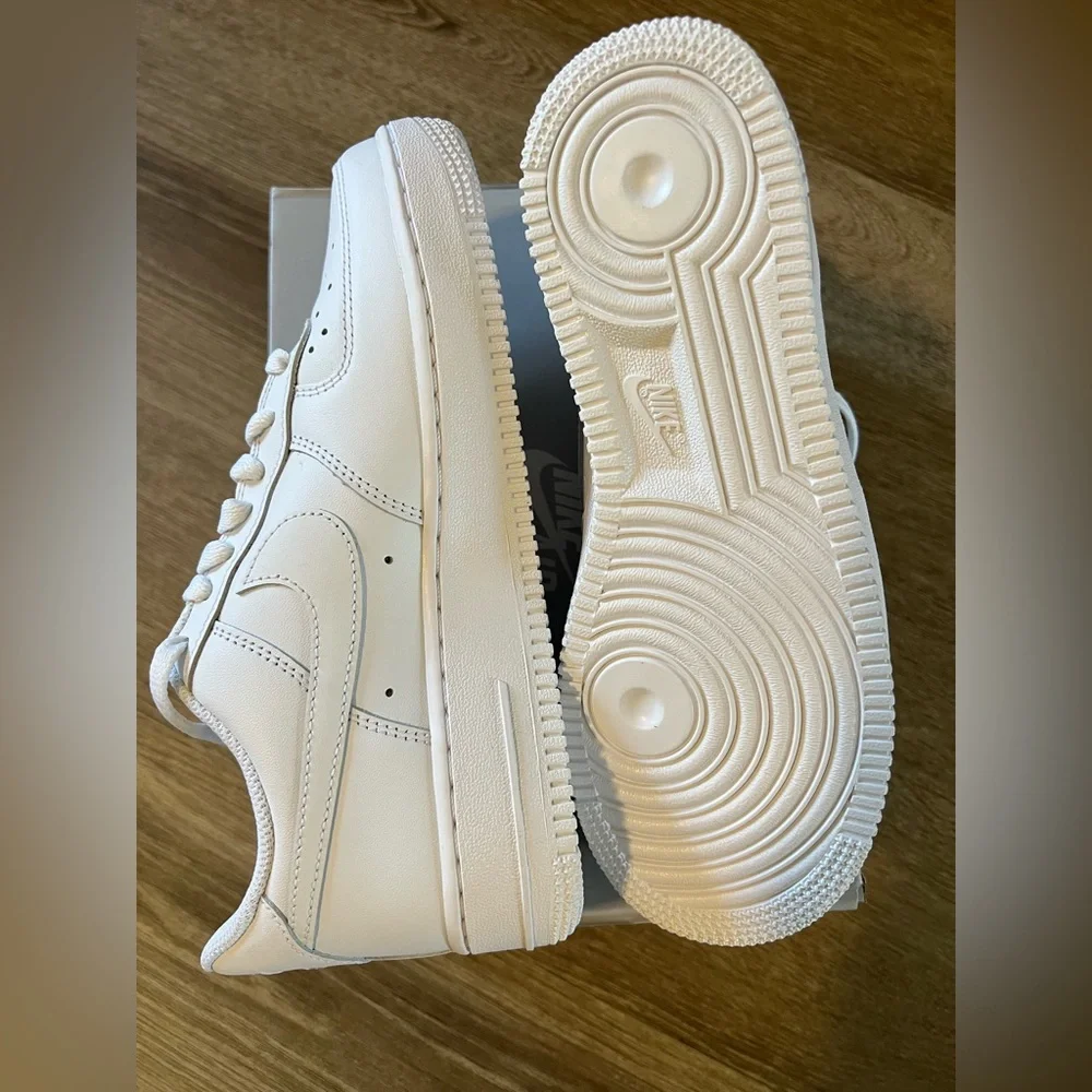 NEW Nike Air Force 1 ’07 – Women’s 7.5 — Men’s Size 6 – All White – Box Included - Picture 7 of 10